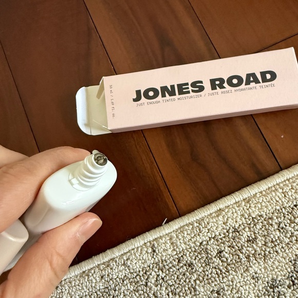 Jones Road Just Enough Tinted Moisturizer Beige - Picture 8 of 8